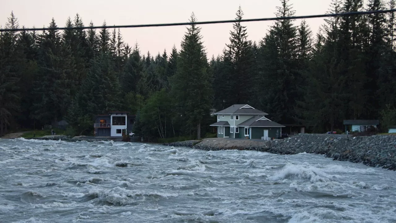 Juneau’s temporary flood fighting plan is underway. Some riverfront homeowners don’t want it.