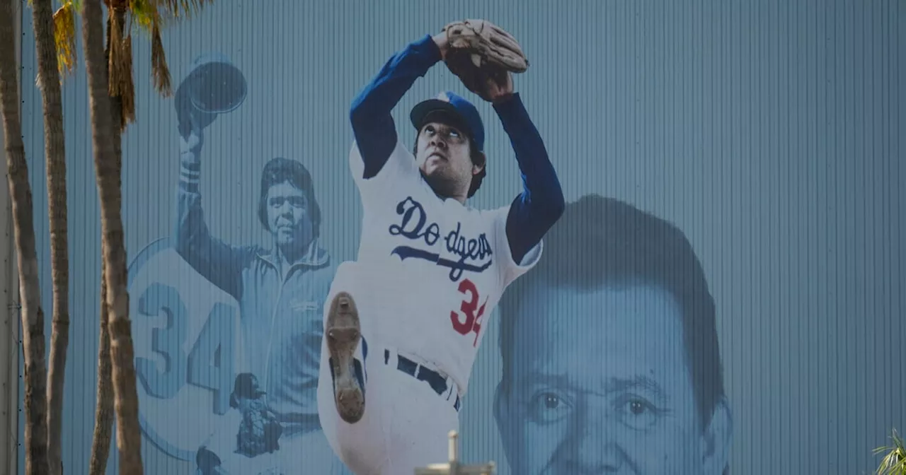 Serie Mundial 2024: Dodgers rinden emotivo homenaje a Fernando Valenzuela en el desfile (FOTOS)