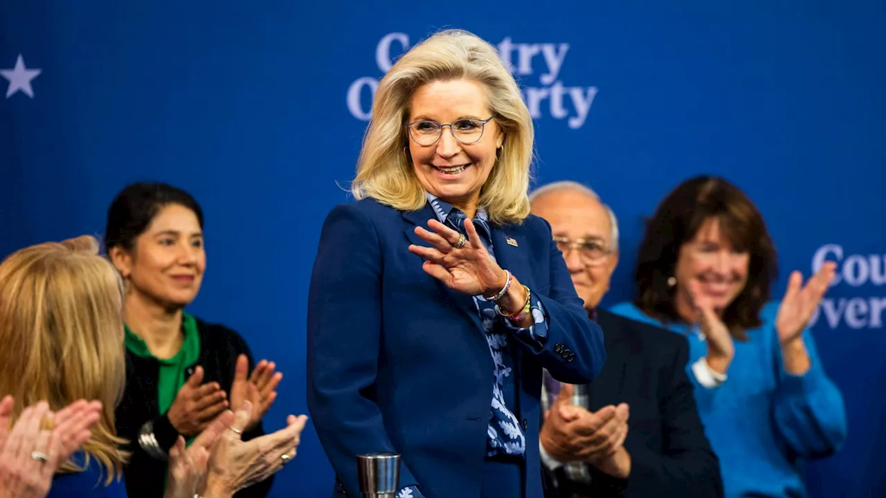 Trump attacca Liz Cheney: “Bisognerebbe spararle”