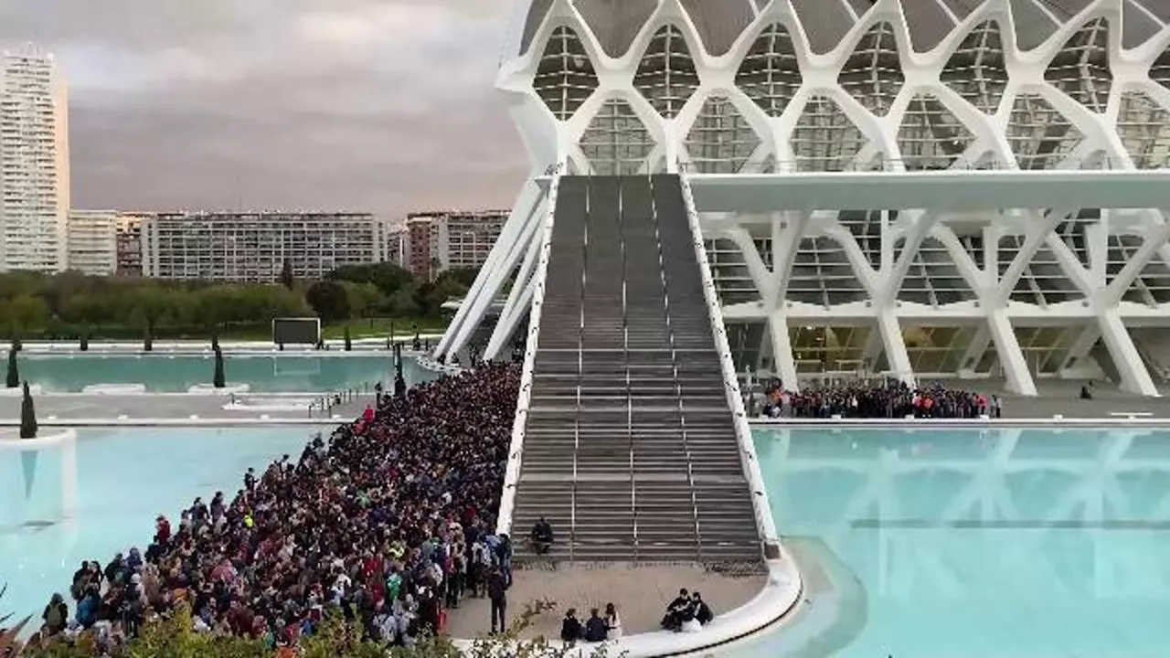 Valencia, la Città delle scienze invasa dai volontari: in migliaia in fila per aiutare gli alluvionati