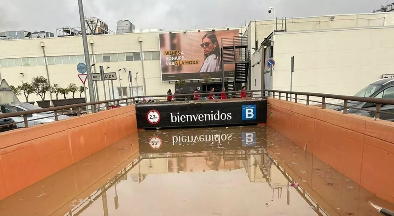 Centro commerciale Bonaire, come è fatto il parcheggio sommerso dall'alluvione: negozi, ristoranti e 13 sale c