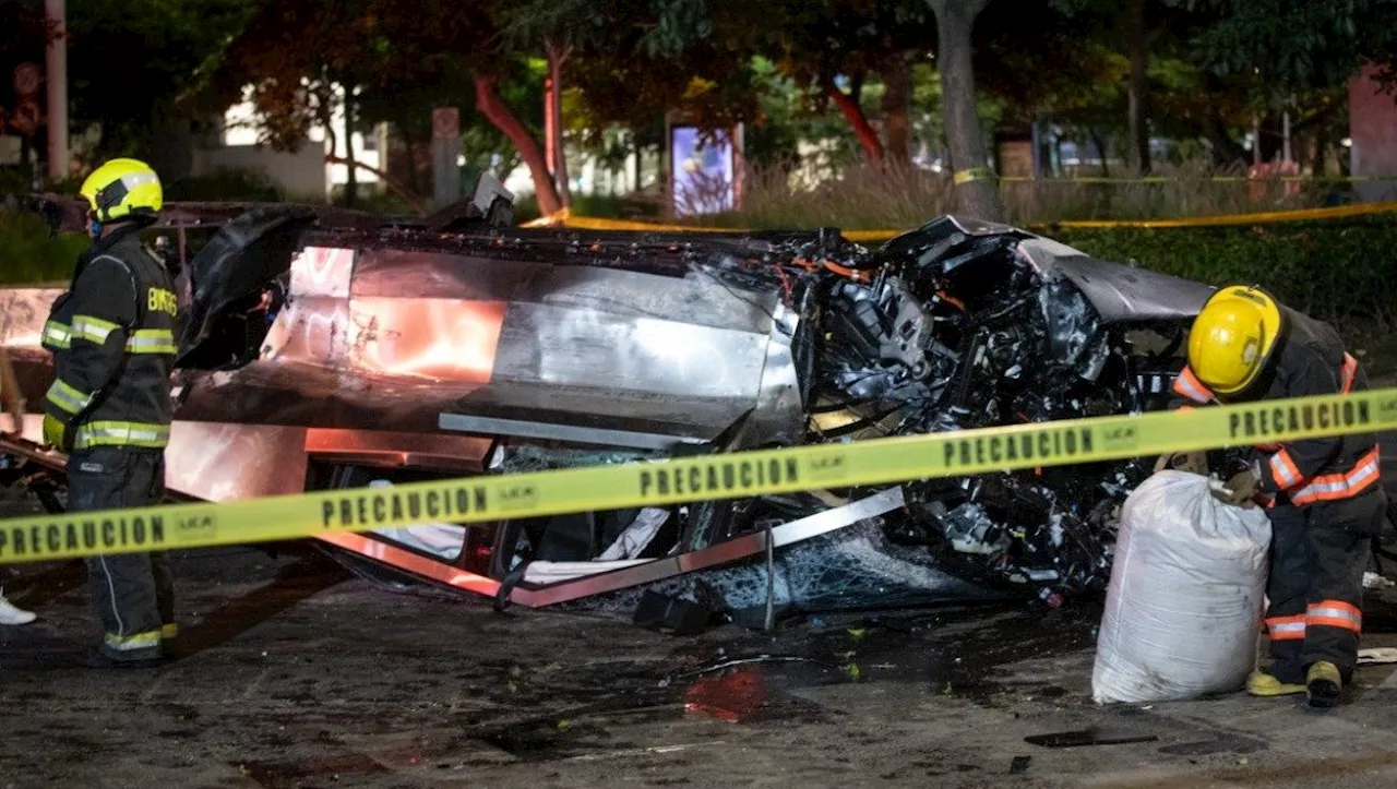 Camioneta Cybertruck sufre volcadura en Guadalajara y rescatan a tres personas atrapadas