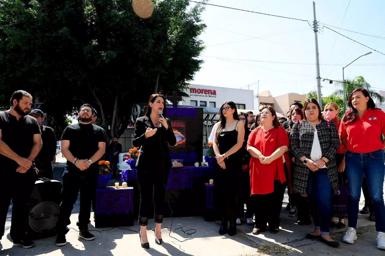 Colocan altar de muertos afuera de instalaciones de Morena en Guadalajara