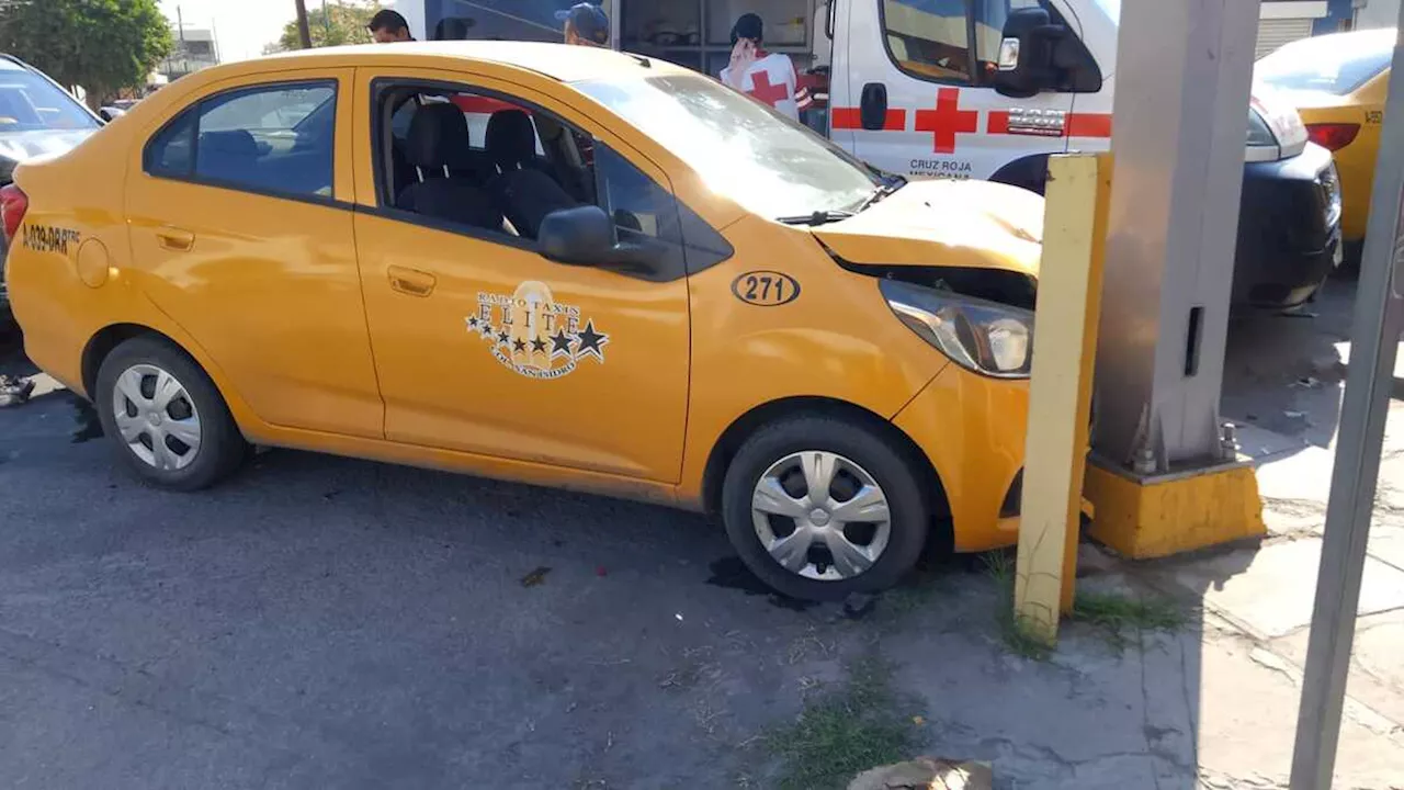 Taxista se impacta contra poste tras chocar contra auto en Torreón; ambos alegan verde