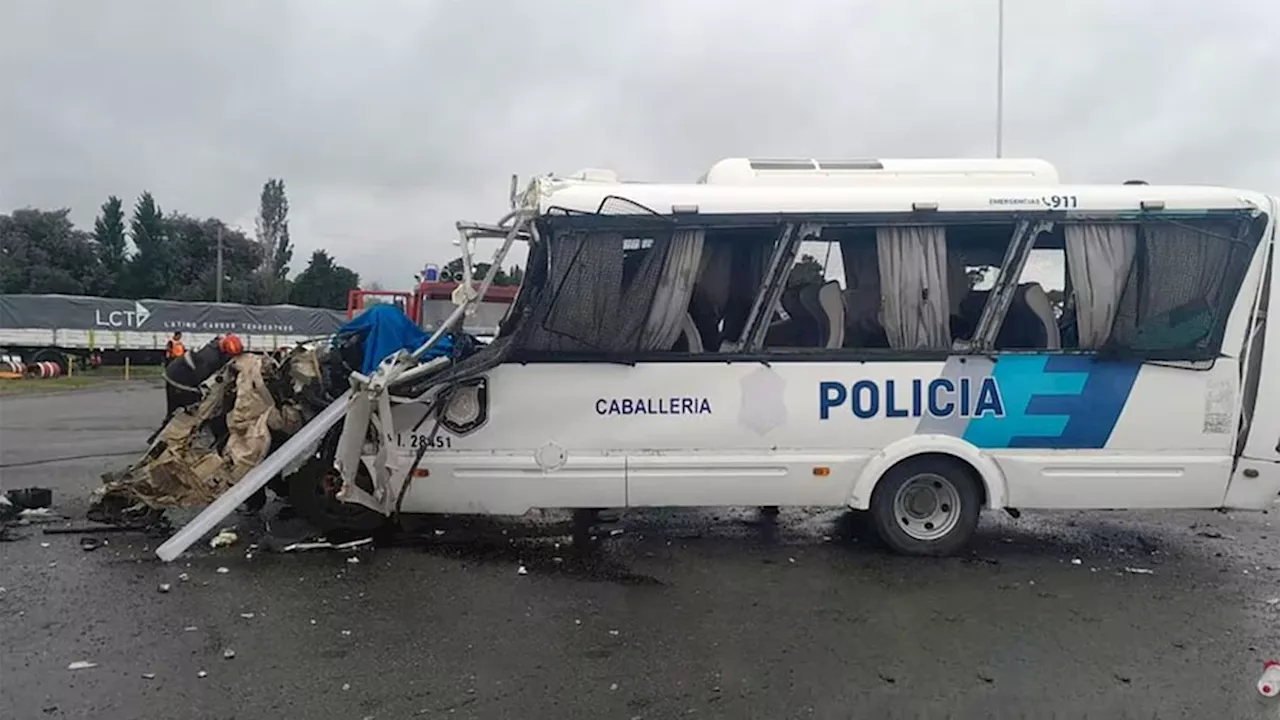 Trágico accidente vial en Carmen de Areco: cuatro policías murieron y tres están graves