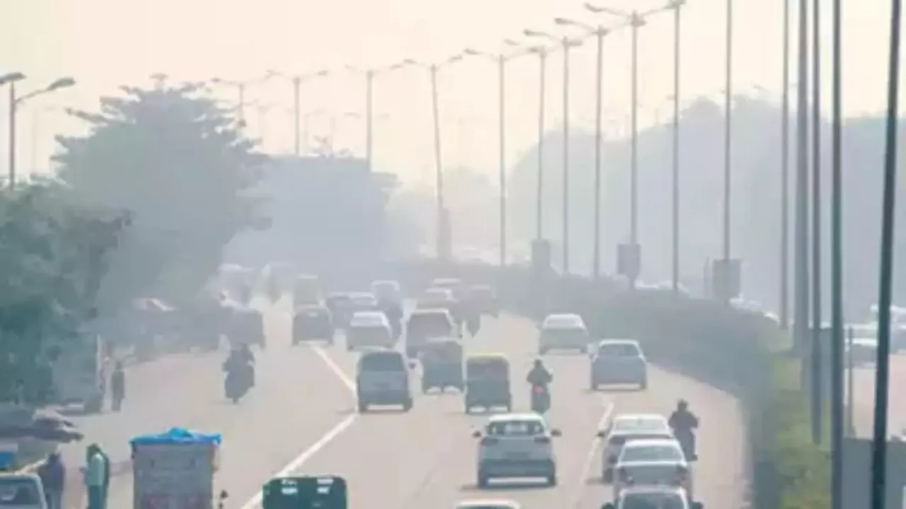 Noida AQI: हवा चलने पर साफ हो गई हवा, नोएडा में दिवाली पर प्रदूषण रहा काम