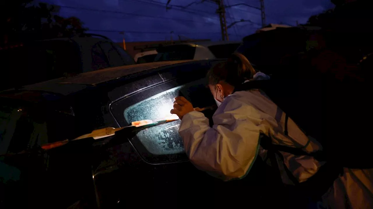 Vrouw na drie dagen levend uit auto gered na overstromingen Valencia