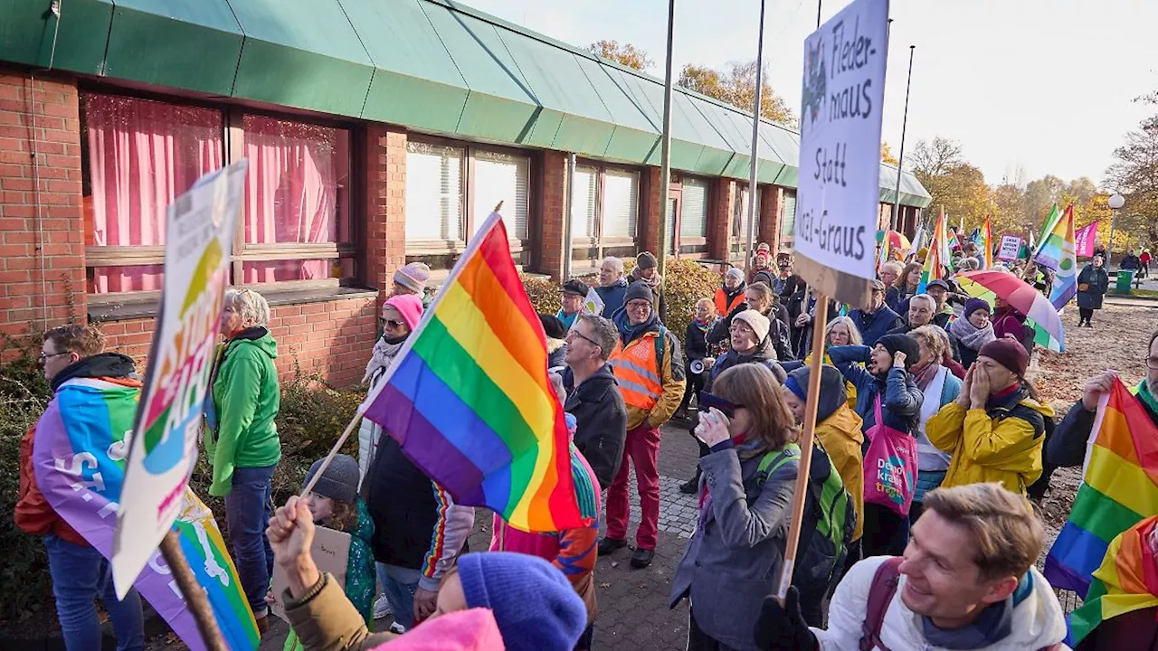 Hamburg & Schleswig-Holstein: Lautstarke Proteste gegen AfD-Parteitag in Henstedt-Ulzburg