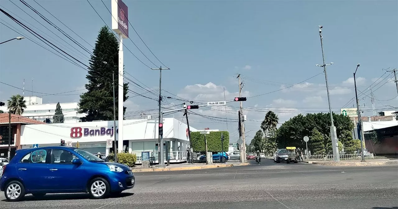 Padres y estudiantes exigen paso peatonal afuera de preparatoria en Salamanca