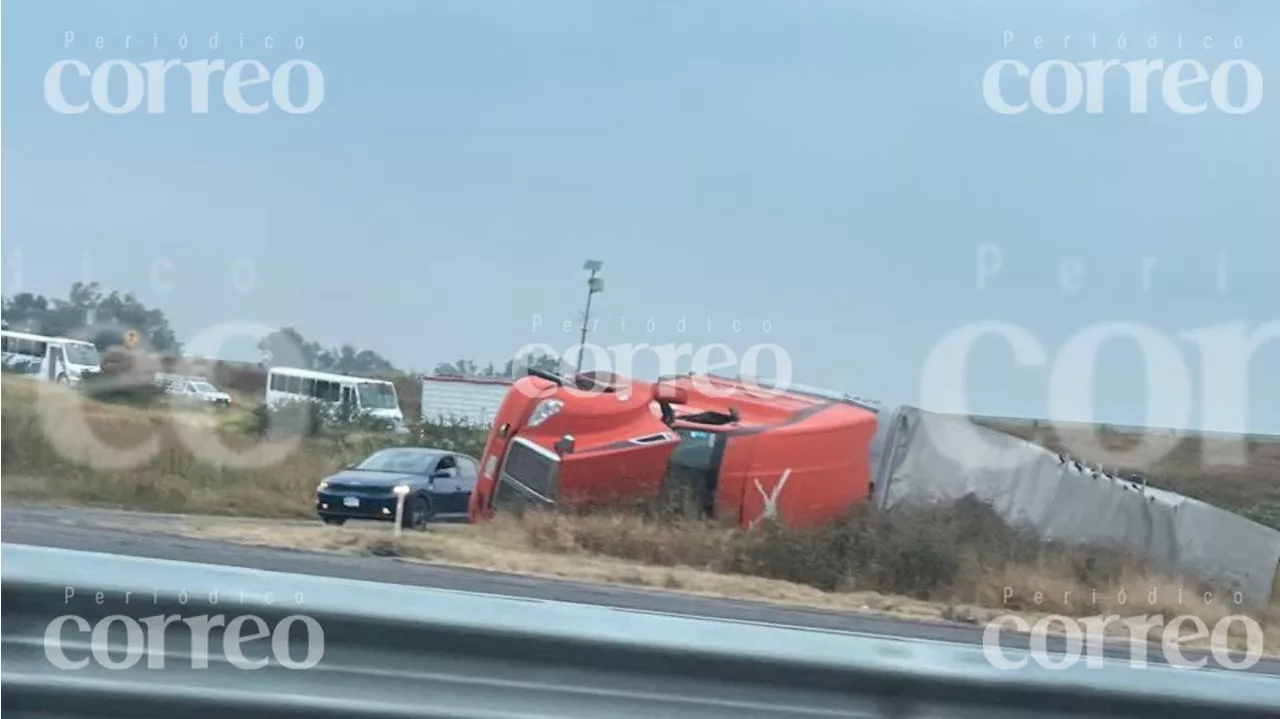 Vuelca tráiler en Libramiento Sur de Irapuato ¿qué sucedió?