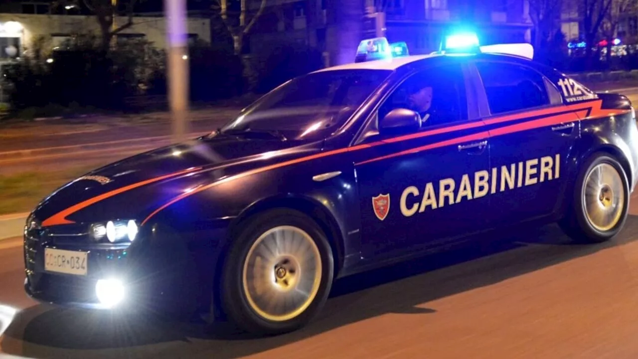 Non si fermano all'alt e lanciano scooter rubato contro auto dei carabinieri