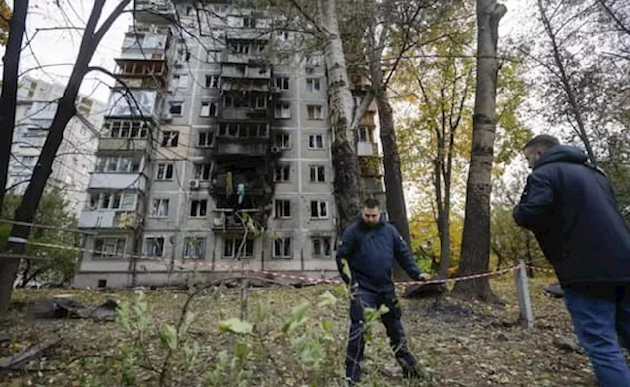 Guerra Ucraina, droni russi su Kiev: a fuoco un edificio residenziale