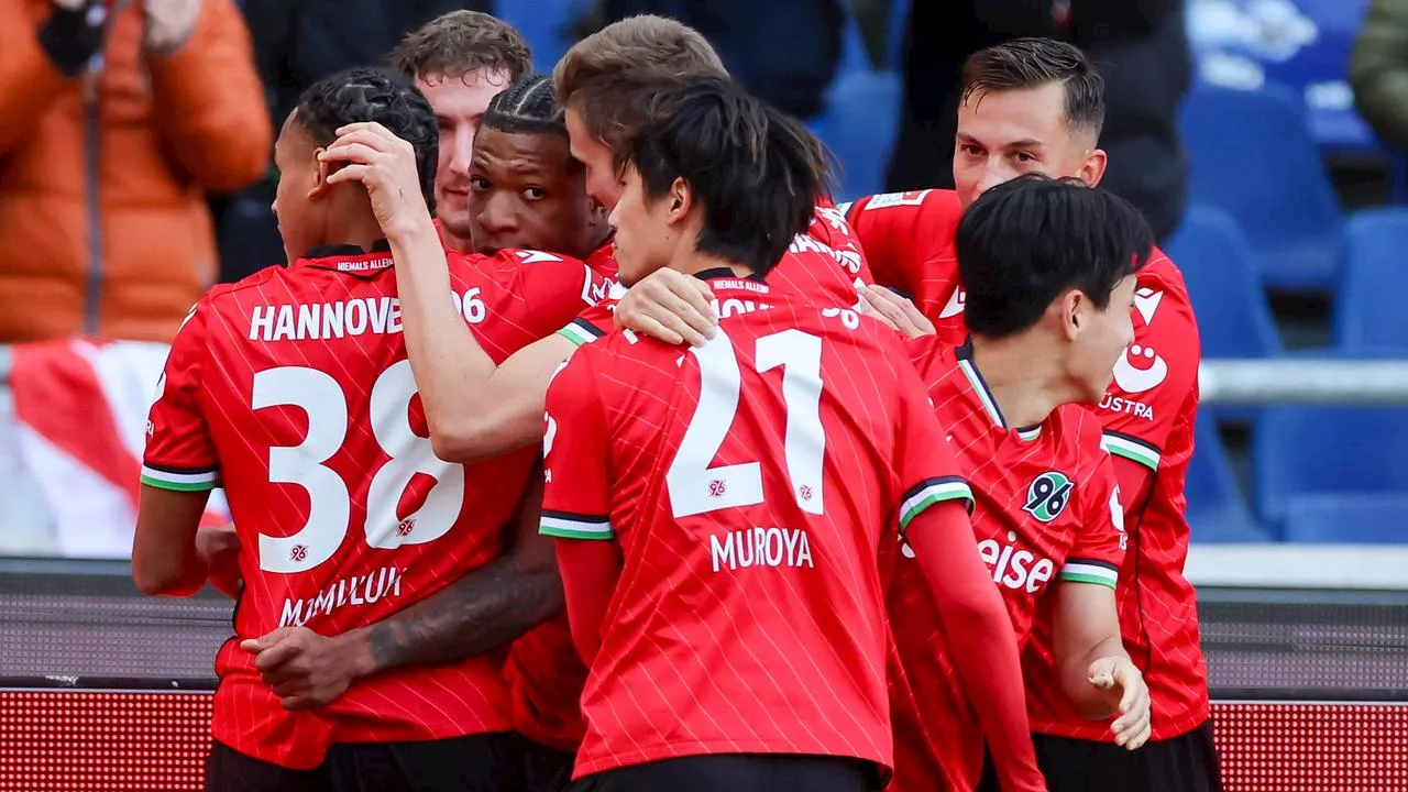 Hannover erobert mit spätem Elfmeter gegen Karlsruhe die Spitze