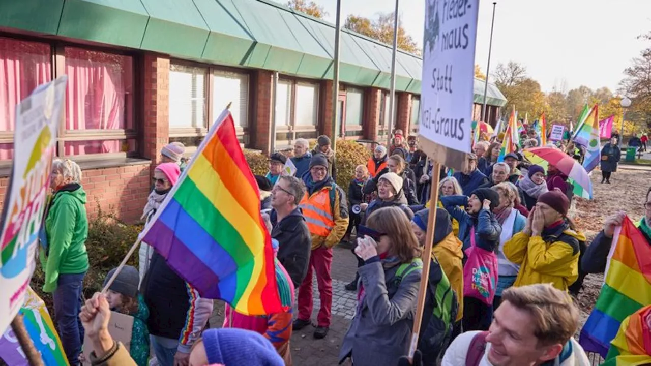 'Nicht mit uns': Lautstarke Proteste gegen AfD-Parteitag in Henstedt-Ulzburg