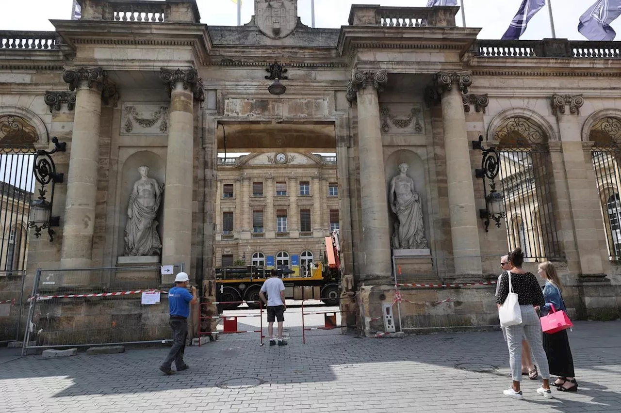 Porte incendiée de la mairie de Bordeaux : poids, installation, conception… ce que l’on sait de son remplacement