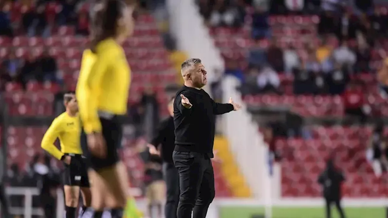 Querétaro vs. Juárez: Afición pide cabeza de Mauro Gerk; Gallos se hunden en la Liga MX