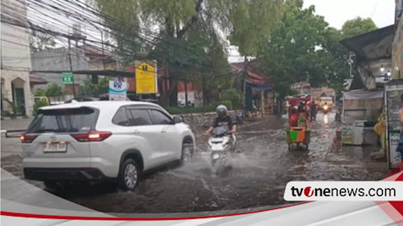 Hujan Deras, Ruas Jalan di Jakarta Selatan Tergenang Banjir