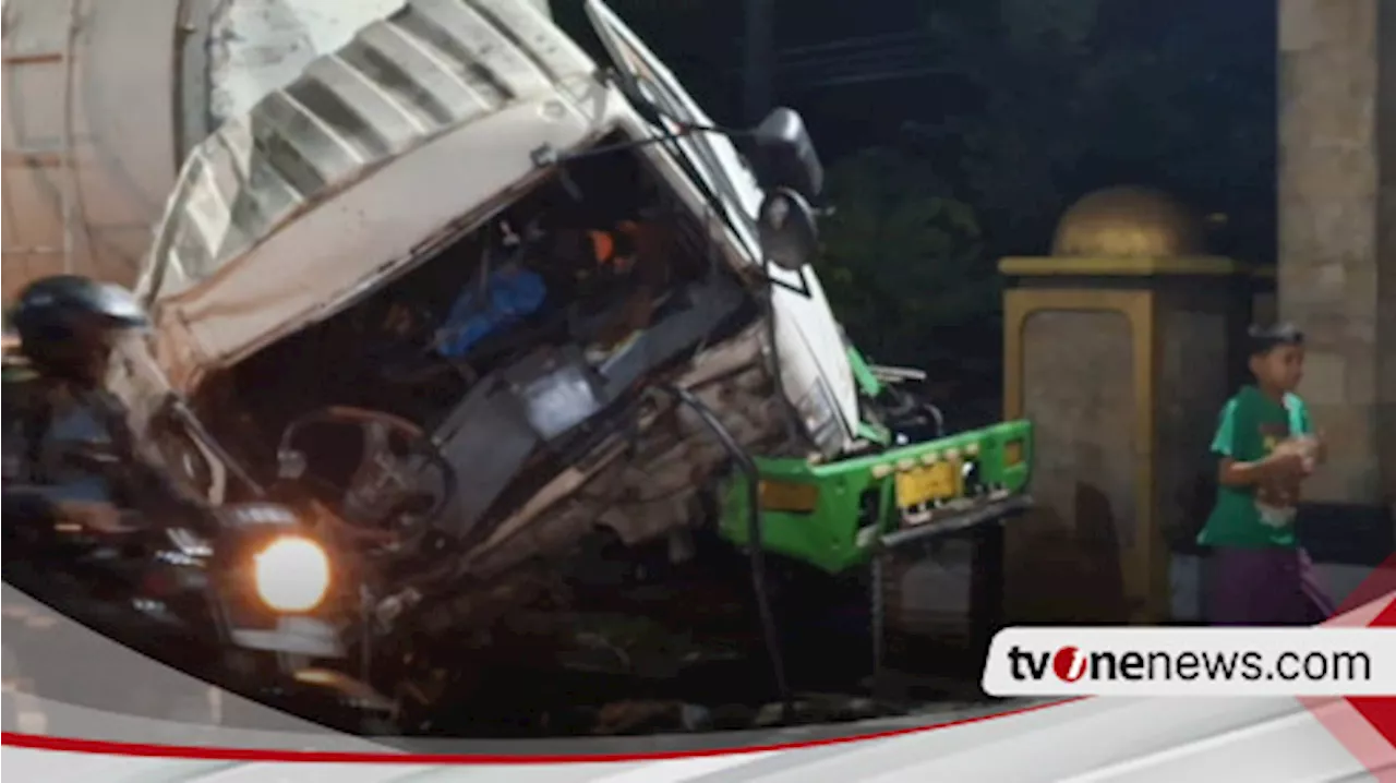 Truk Tangki Tabrak Truk Gandeng di Lumajang, Sopir Terjepit dan Alami Patah Kaki