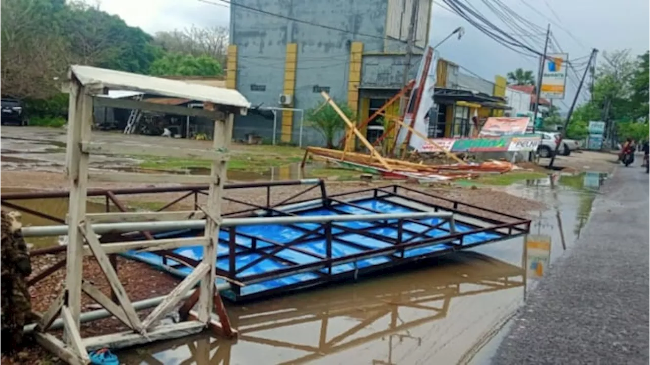 Angin Puting Beliung Landa Sejumlah Desa di NTB, Puluhan Rumah Rusak