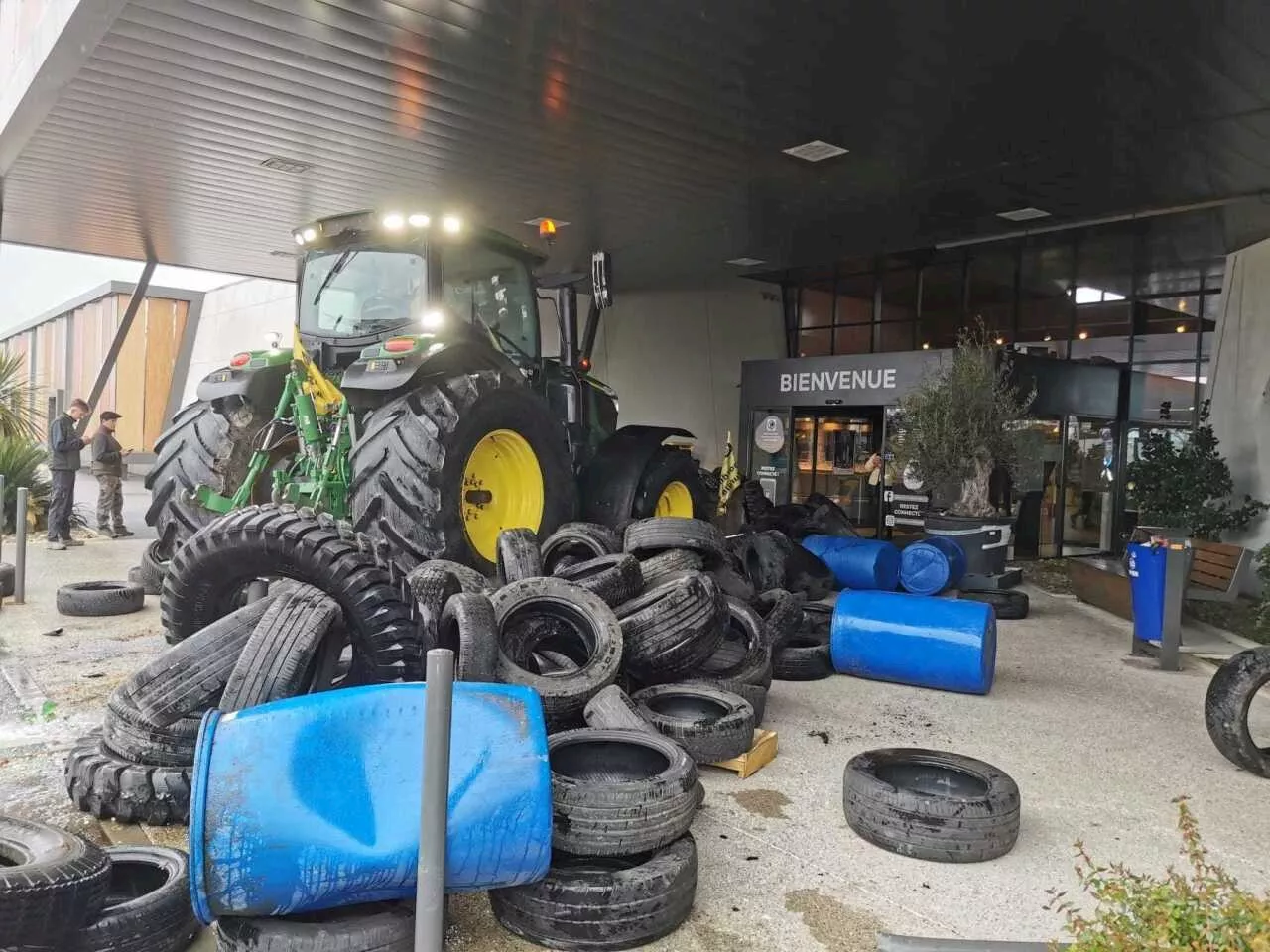 En route pour la Gironde, les agriculteurs du Lot-et-Garonne visent un supermarché de Marmande