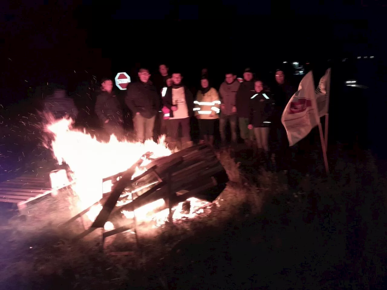 Près de Rennes : des agriculteurs allument un feu de colère près de la 4 voies