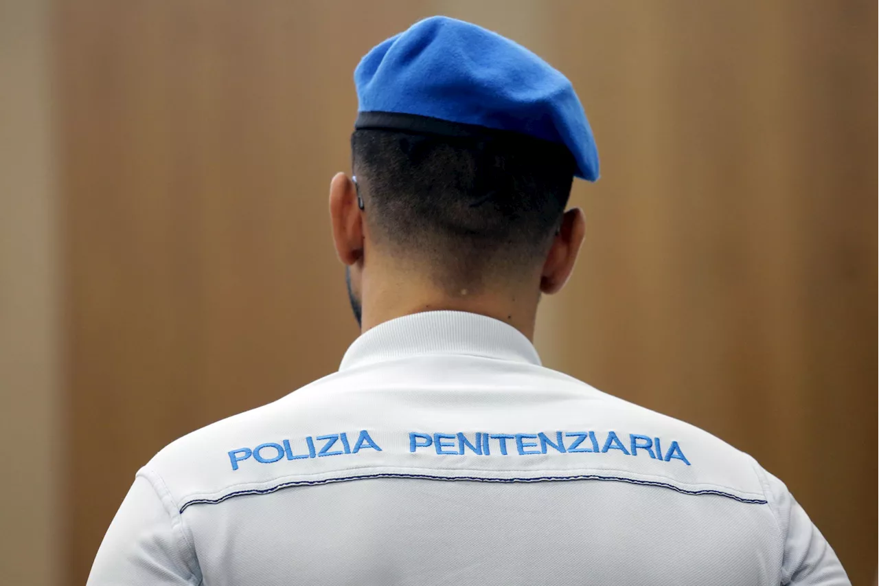 Violenze e abusi in carcere Trapani, 11 poliziotti penitenziari arrestati e 14 sospesi