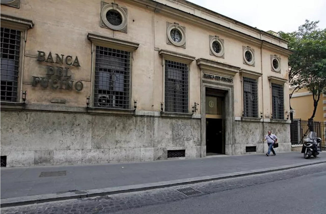 Banca Fucino apre e illumina la sede per giornata violenza donne