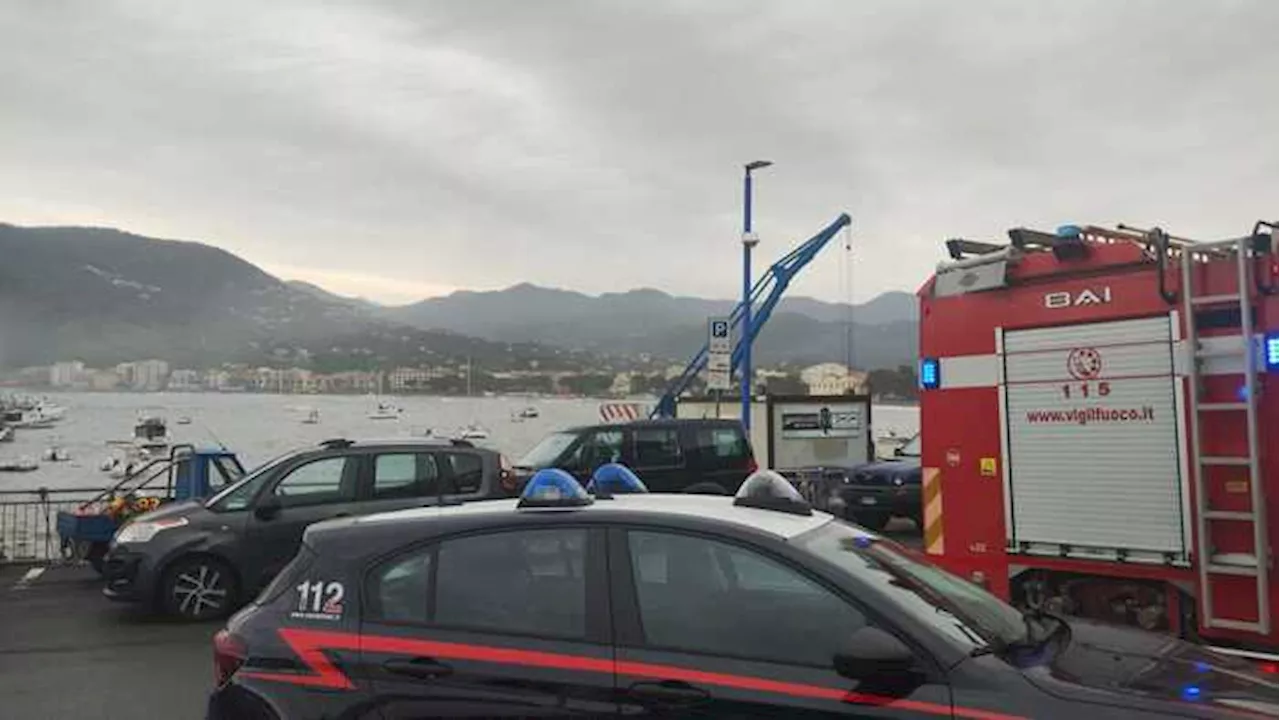 Mareggiata in Liguria, affondato peschereccio a Sestri Levante