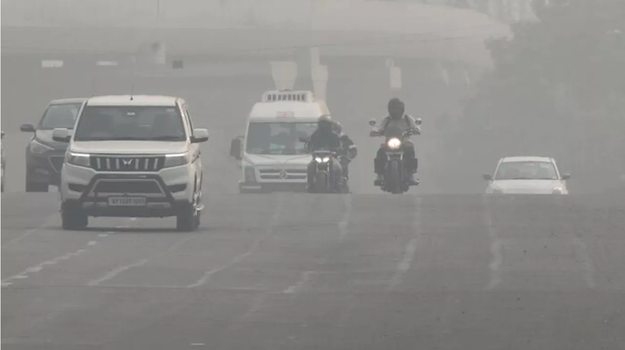 New Delhi respira veleno, terzo giorno di smog tossico e nebbia