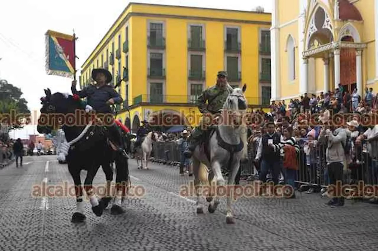 En Xalapa, desfile conmemorativo de la Revolución Mexicana le ganó a la lluvia