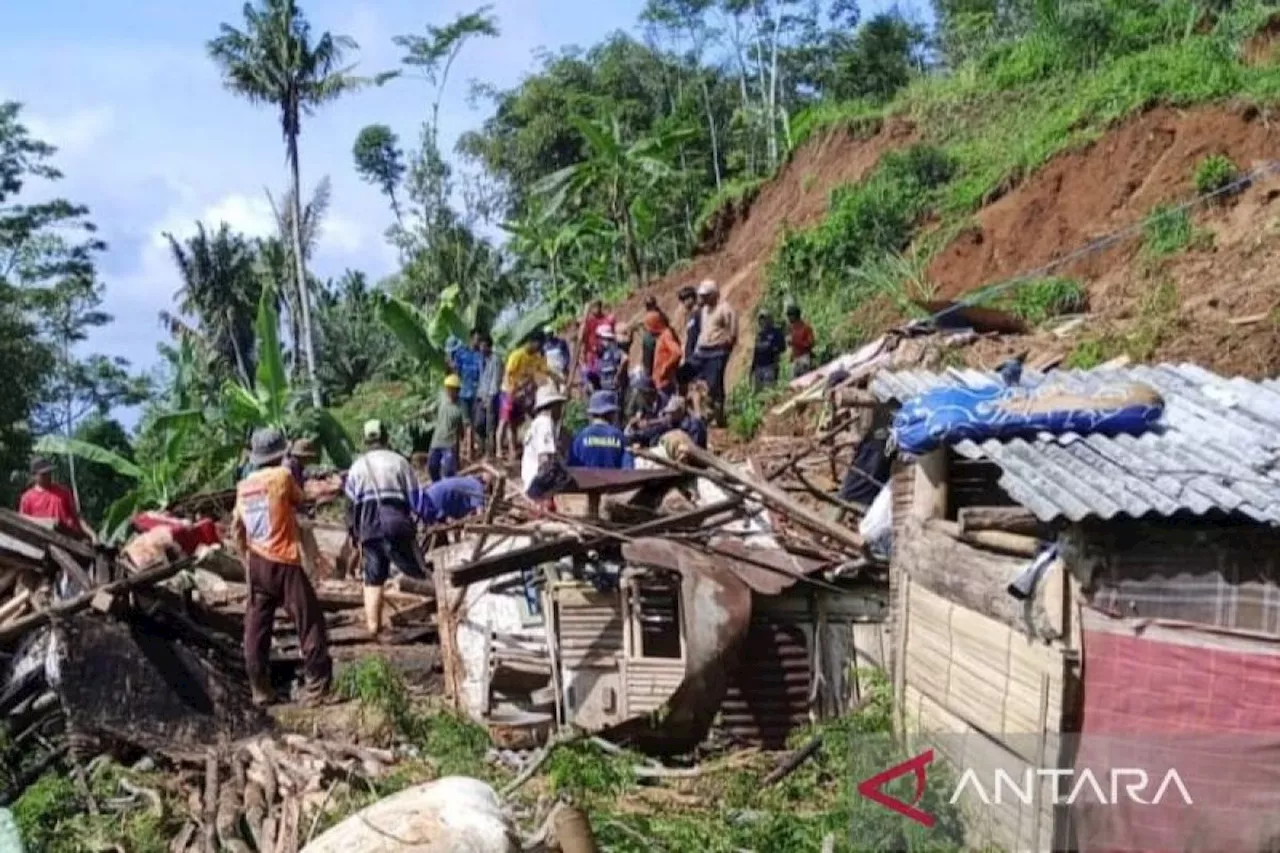 BPBD Cianjur tempatkan petugas dan relawan bantu warga di pengungsian