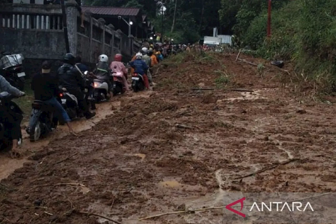 Jalan provinsi yang menghubungkan Sukabumi-Sagaranten tertutup longsor