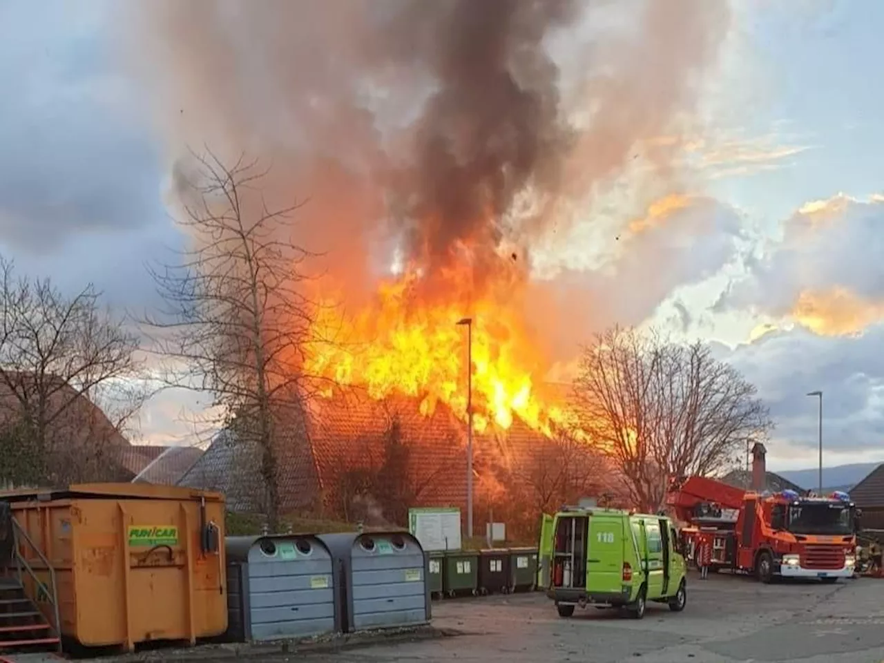 Brand Johns kleine Farm Kallnach: Gebäude steht in Flammen