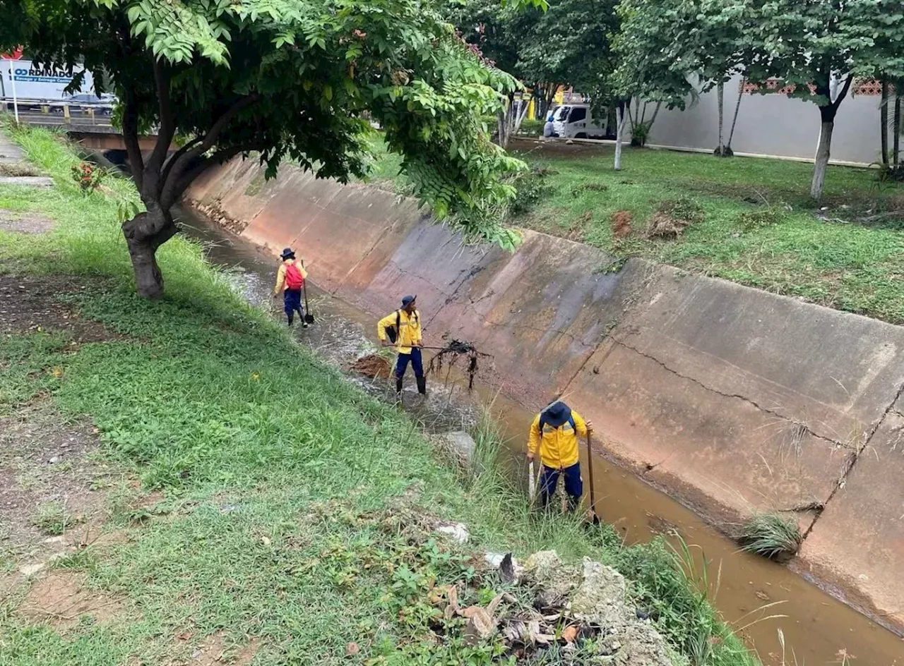 Más de 70.000 toneladas de basuras se han arrojado a canales de aguas lluvias en Cali