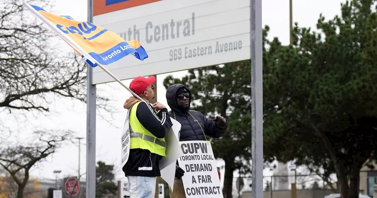 Canadians favour government intervention in Canada Post, port labour disputes: poll