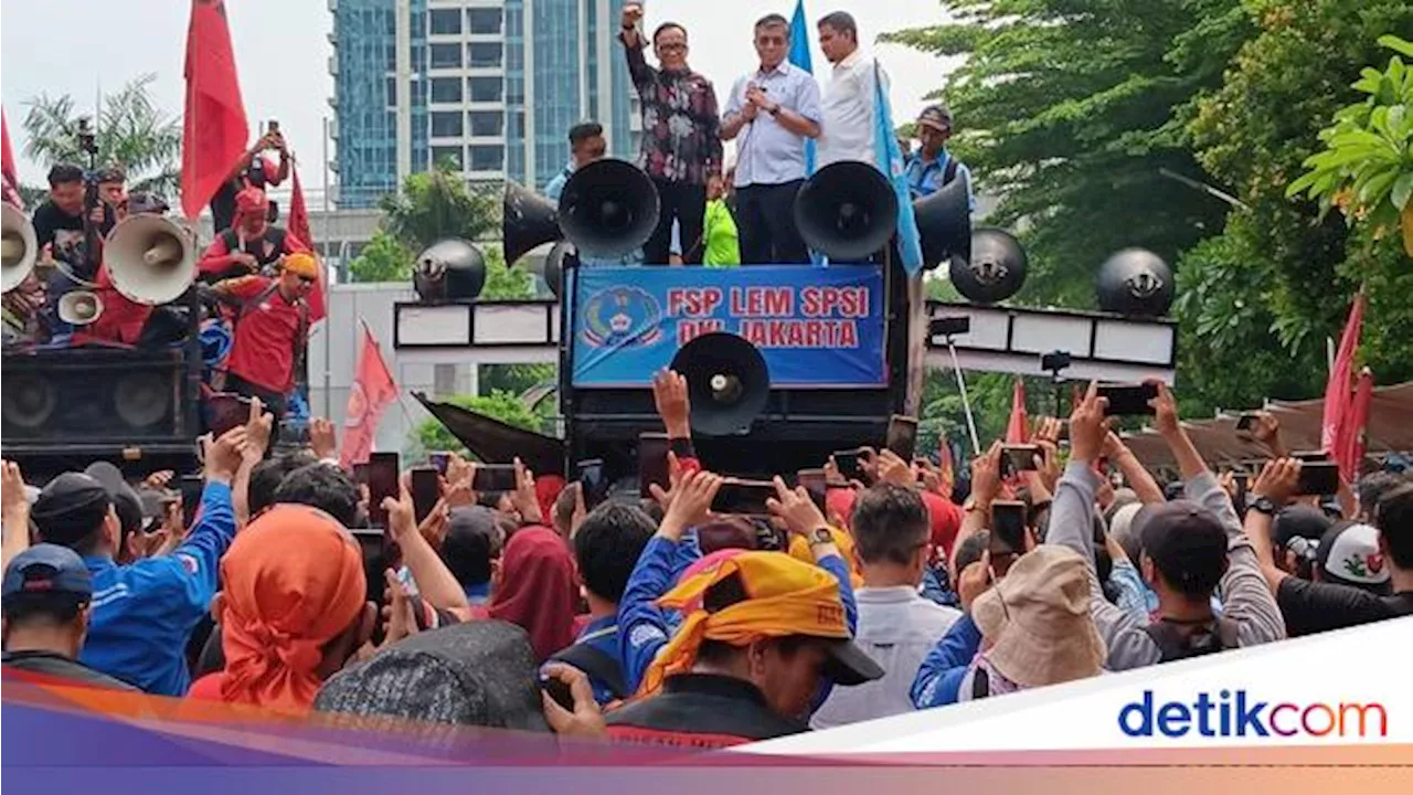 Ikut Orasi Demo Buruh, Menaker Jamin Kenaikan UMP 2025 Membahagiakan