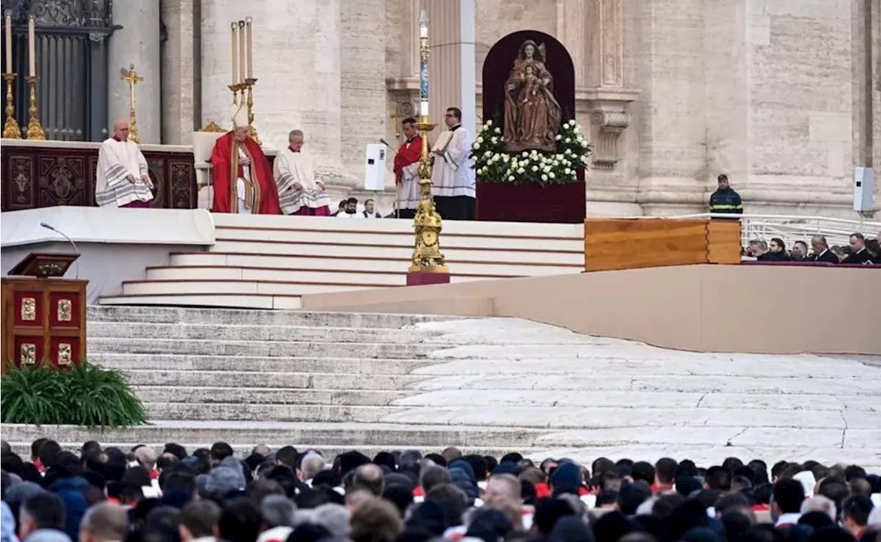 Francisco cambia el funeral de los papas; será sin tres ataúdes y exposición en el féretro