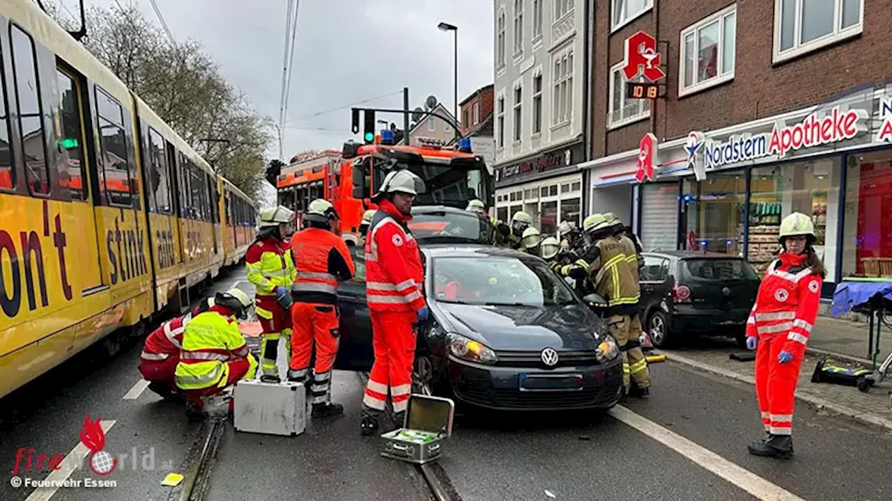 D: Fahrerin nach Kollision zwischen Auto und Straßenbahn in Essen eingeklemmt