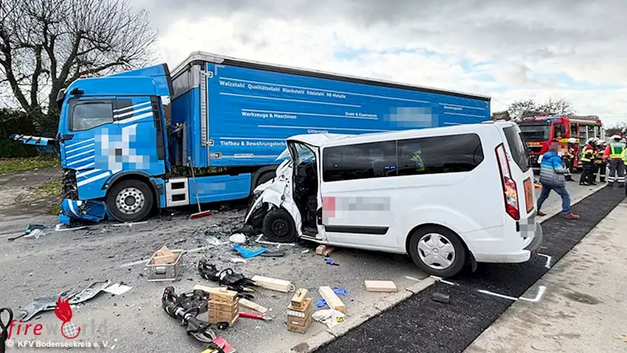 D: Kollision von Kleinbus mit Lkw auf B 33 bei Oberteuringen → ein Lenker eingeklemmt