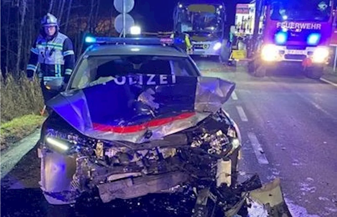  Ins Schleudern gekommen – Pkw crasht in Polizeiauto