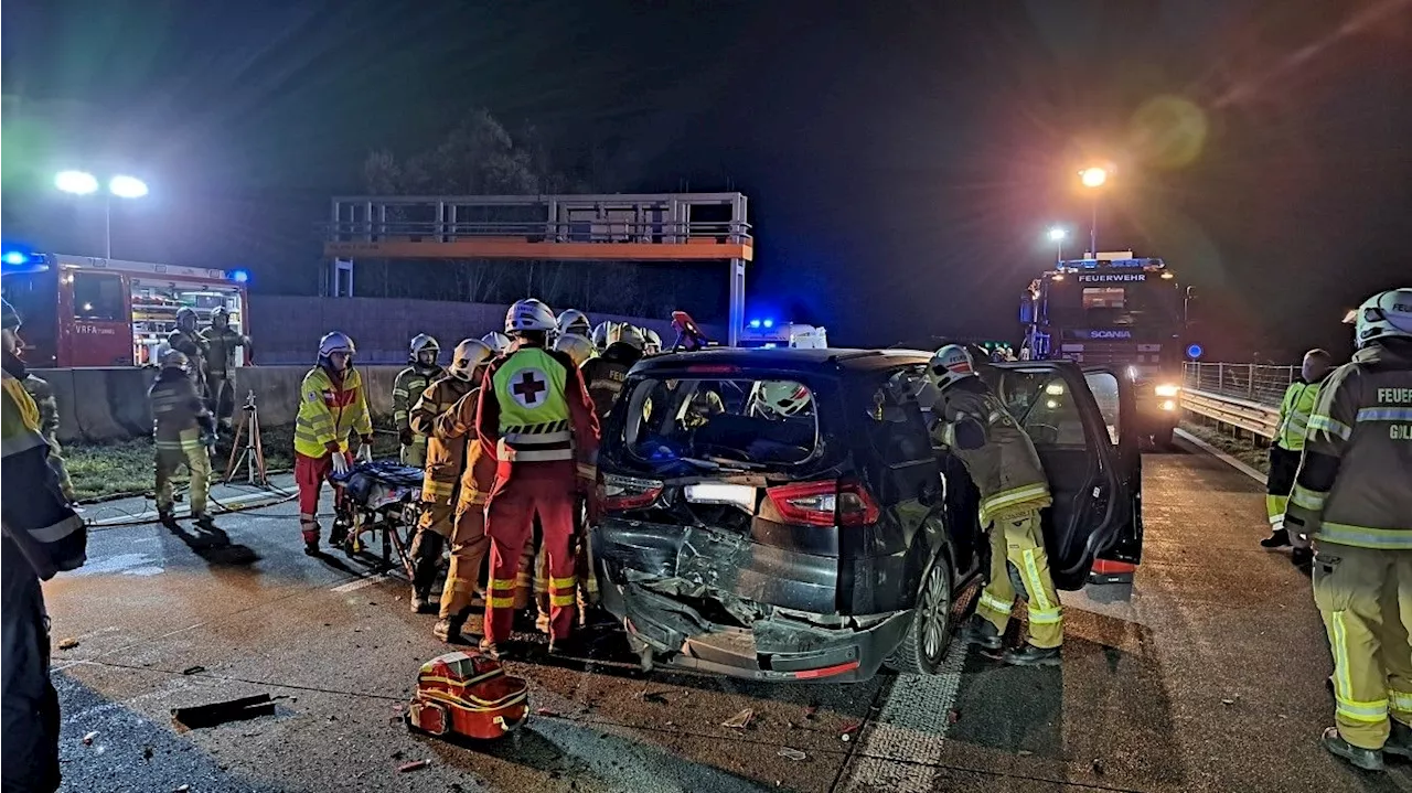 Pkw-Lenker eingeklemmt - Schwerer Crash mit drei Autos auf der A10