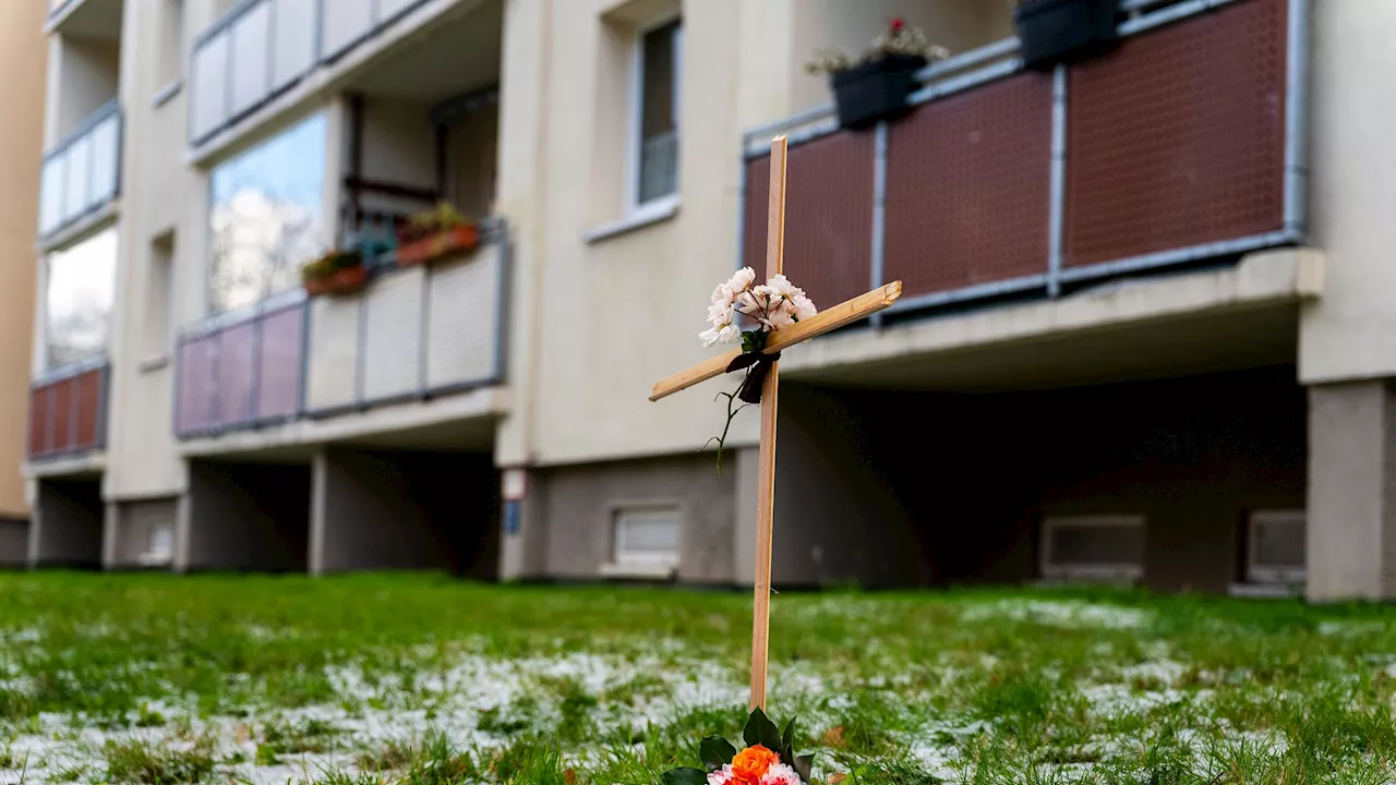 Vater tot, Kind schwerverletzt - Frau niedergestochen! Mann springt mit Baby aus Fenster