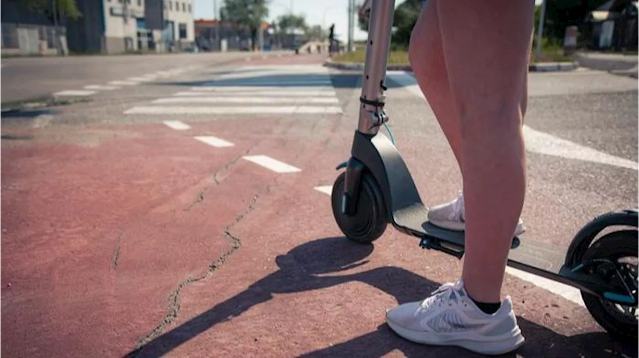 Barcelona pone coto al patinete en 2025: prohibido circular por la acera