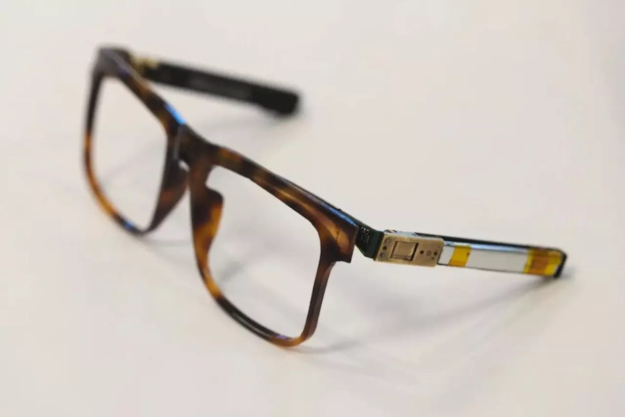 Engineers embed technology into glasses: “In five years, regular glasses will be a thing of the past”