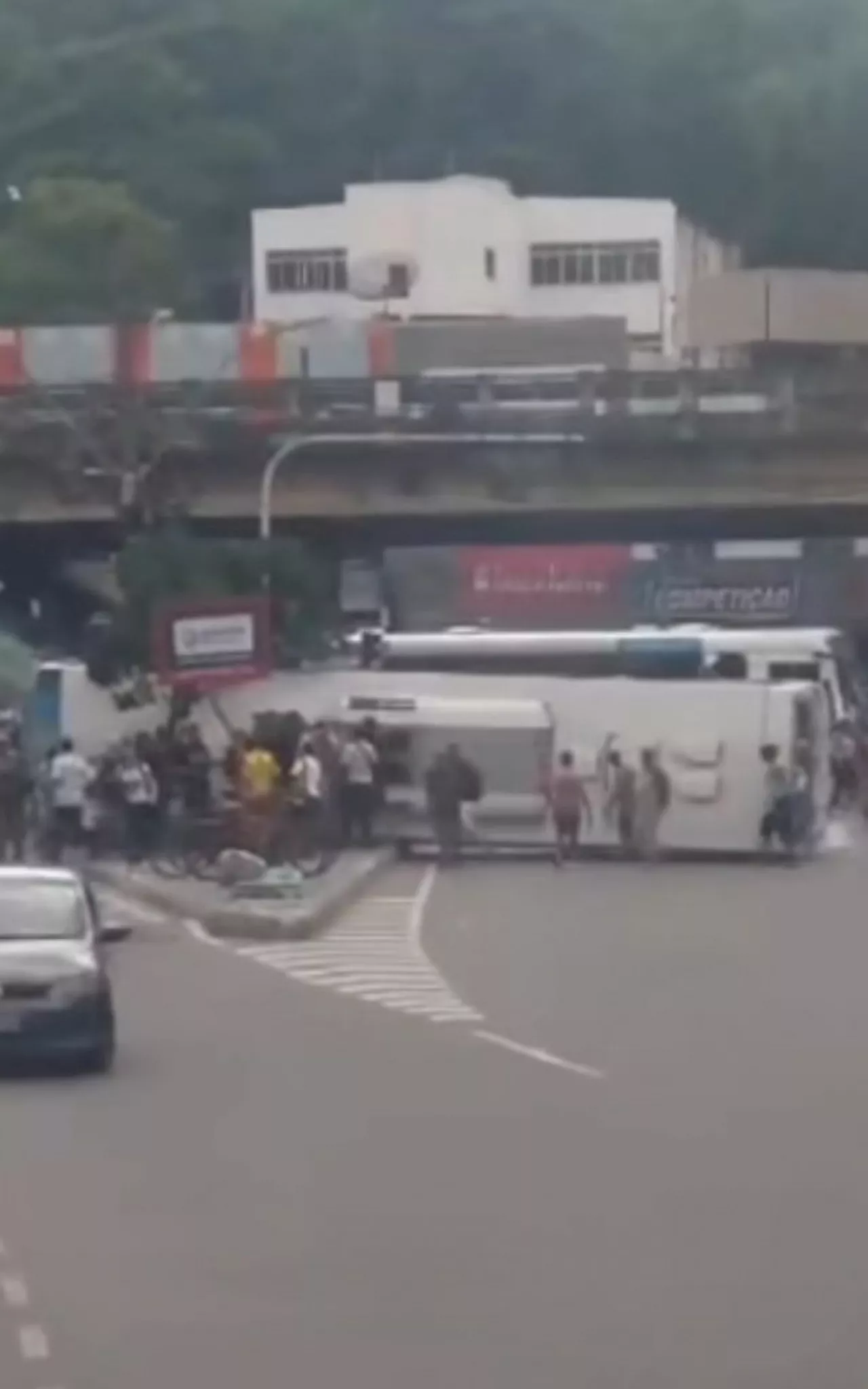 Acidente entre ônibus deixa sete feridos em São Gonçalo