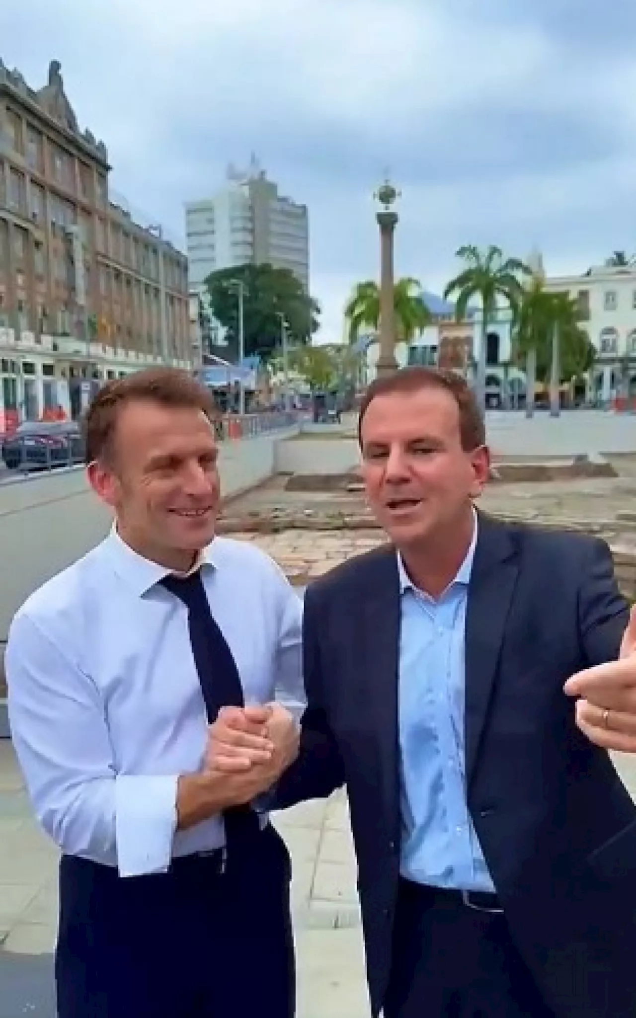 Macron visita Cais do Valongo e grava vídeo com Eduardo Paes: 'virou carioca', brinca prefeito