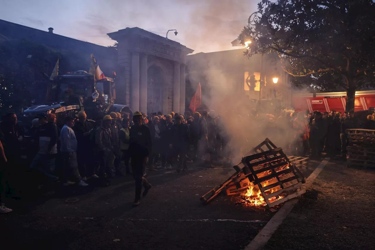 Agriculteurs: troisième jour de mobilisation, le gouvernement condamne blocages et dégradations