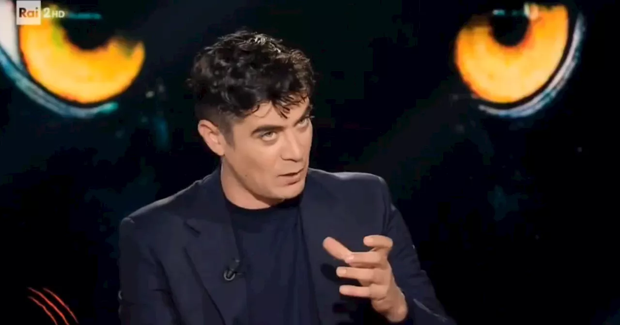 Riccardo Scamarcio insultato per una battuta a Belve: &#034;Maschio capobranco e femmina accanto&#034;