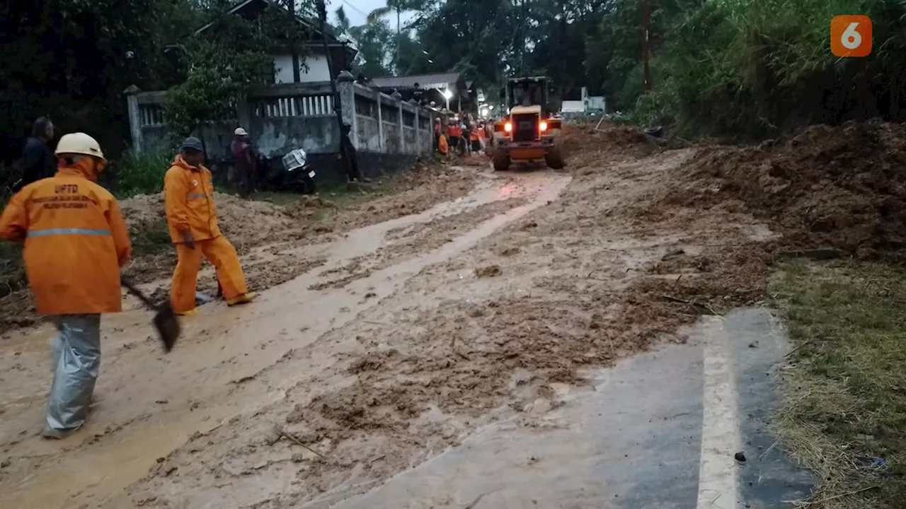 Tebing Longsor Lumpuhkan Jalan Sukabumi-Sagaranten, Ibu Hamil Dievakuasi