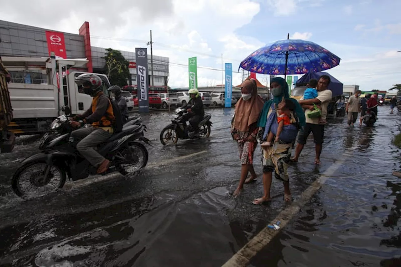 Banjir Rob Landa Kawasan Pemukiman Pesisir Pantai Surabaya